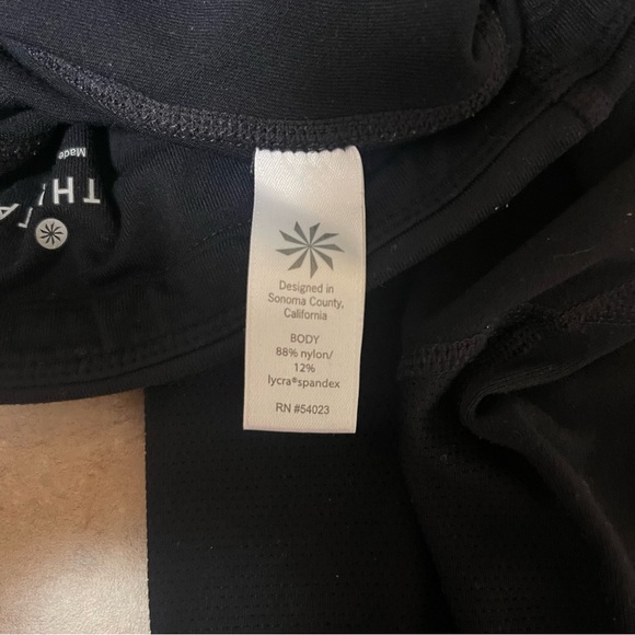 Athleta Relay Capri 2.0 Leggings Women XS Black Capri Side Pockets EUC - Picture 7 of 10